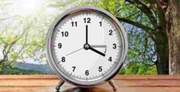 
Украина перешла на летнее время, стрелки перевели на час вперед
