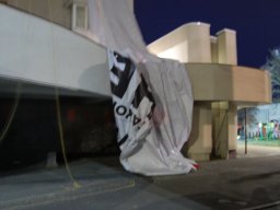 &laquo;Ты стал президентом на крови&raquo;: В Луцке ночью альпинист снял с многоэтажки баннер про Порошенко (ФОТ