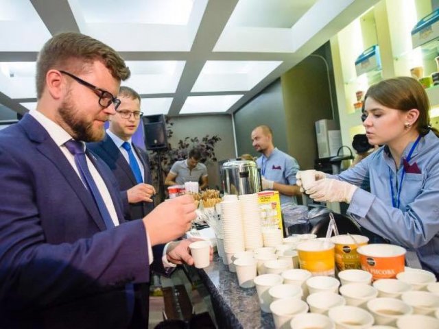 Глава &laquo;Укрзализныци&raquo; показал новое меню в поездах (ФОТО)