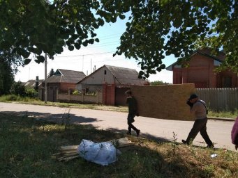 Константиновцы, дома которых пострадали от обстрелов, получают стройматериалы