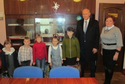 Константиновские налоговики оказывают помощь детям переселенцам