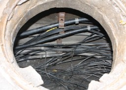 Константиновцы жгут мусор в телефонных колодцах