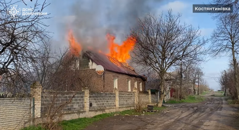 ​У Костянтинівці рятувальники загасили пожежу після обстрілу (ВІДЕО)