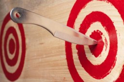 Во время &laquo;соревнования&raquo; по метанию ножа женщина случайно убила мужа