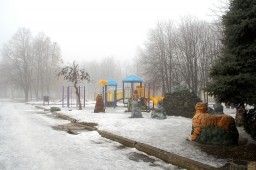 Жители Константиновки страдают из-за не посыпанных тротуаров