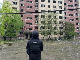 Росія скинула авіабомбу на багатоповерхівку в Костянтинівці: 12 поранених, одна людина під завалами