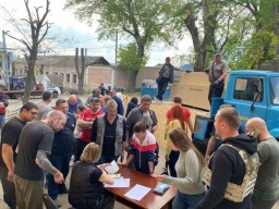 
Выдача стройматериалов пострадавшим от вчерашнего обстрела Константиновцам
