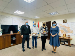 Вручение иллюстрированных буклетов победителям фотоконкурса &laquo;Мой город через объектив&raquo;