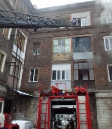 ​Константиновка: в результате пожара пострадала женщина, спасено 3 человека (ВИДЕО)