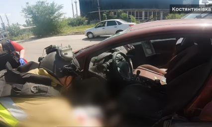 У Костянтинівці дрон влучив у цивільне авто: рятувальники витягли пораненого чоловіка