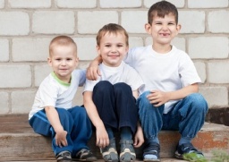 
Три маленьких брата из Константиновки остались без родителей и без семьи
