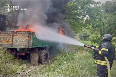 У Костянтинівці дрон влучив у вантажівку: виникла пожежа