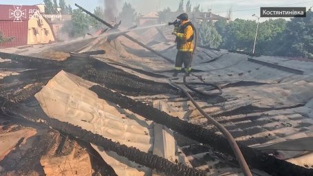 Обстріли Костянтинівки 25 травня: рятувальники ліквідували масштабну пожежу (ВІДЕО)