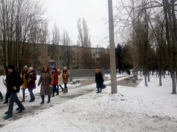 В Константиновке улучшают освещение скверов