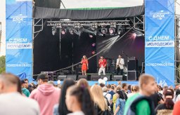 В Константиновке отметили День молодежи выступлениями дуэта &laquo;Тамерлан и Алена&raquo;, артистов театра огня