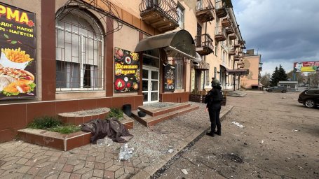 Костянтинівка під вогнем: ворожі дрони пошкодили транспорт і житлові будівлі