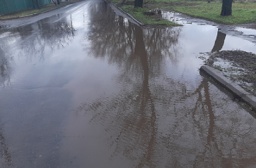 На улице Бахмутской в Константиновке образовалось озеро из питьевой воды