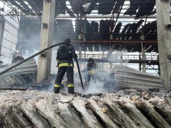 
Спасатели потушили масштабный пожар на складе в Константиновке. ФОТО
