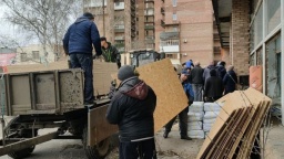 
Пострадавшие от обстрелов Константиновцы получают строительные материалы
