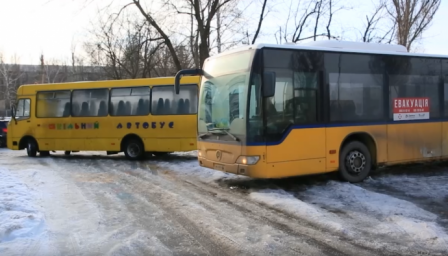 Из роддома Константиновки - на поезд: "Белые ангелы" эвакуировали семью из Торецка
