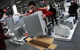 
Украинцам грозит новый дефицит: о каких товарах идет речь
